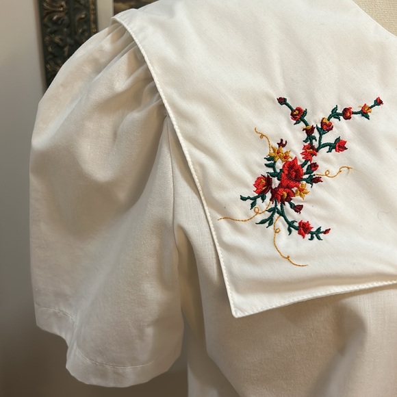 Vintage White Blouse with Floral Embroidery
Oversized Collar Sailot Collar - Picture 6 of 9